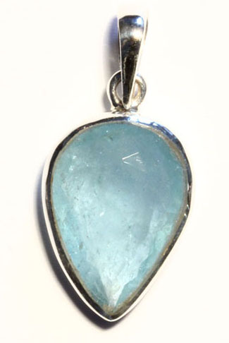 facettierter Aquamarin in Silberfassung