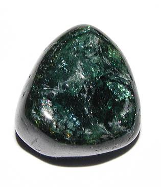 grüner Turmalin-Trommelstein, Verdelith, gebohrt