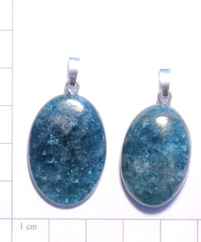 Apatit-Anhänger, Cabochon