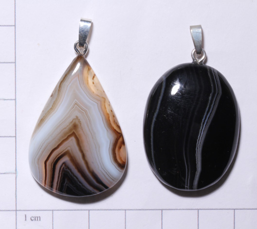 Sardonyx-Anhänger, Cabochon