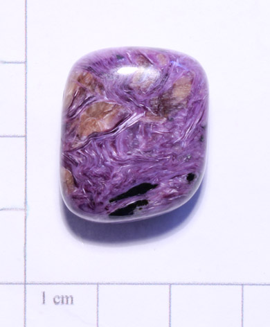 Charoit-Trommelstein gebohrt