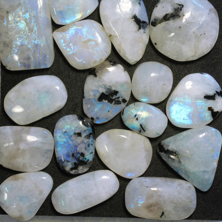 weißer Labradorit-Trommelstein  (Regenbogenmondstein) - 100 g
