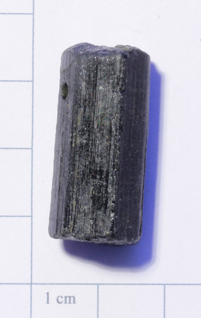 Schörl-Kristall mit Bohrung, schwarzer Turmalin
