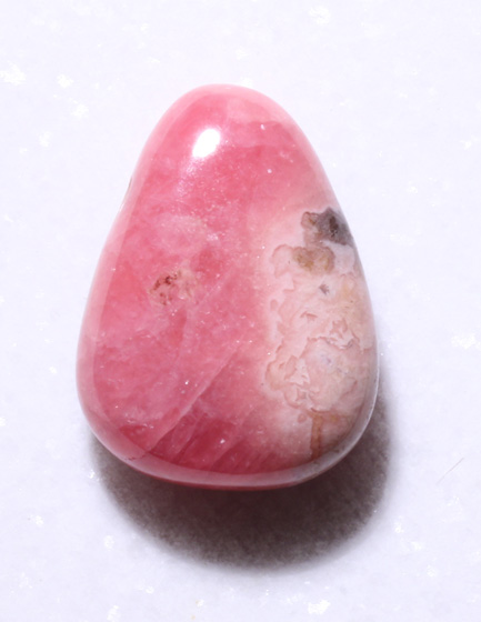 Rhodochrosit-Trommelstein mit Bohrung