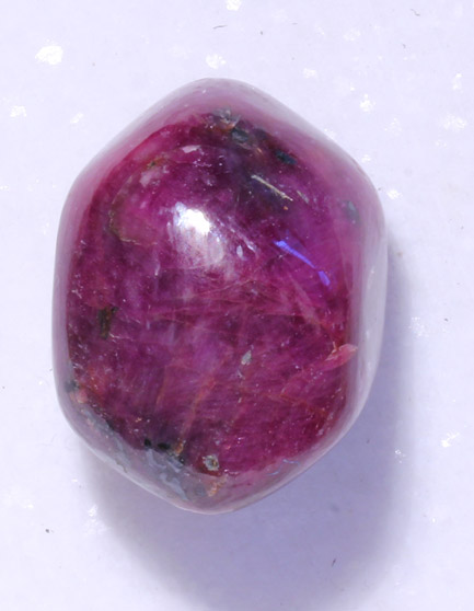 Rubin-Trommelstein mit Bohrung