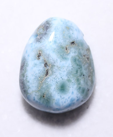 Larimar-Trommelstein mit Bohrung