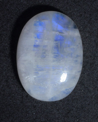 Regenbogenmondstein-Cabochon gebohrt