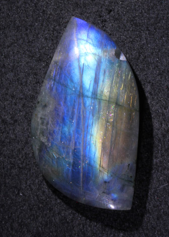 Labradorit-Cabochon mit Bohrung