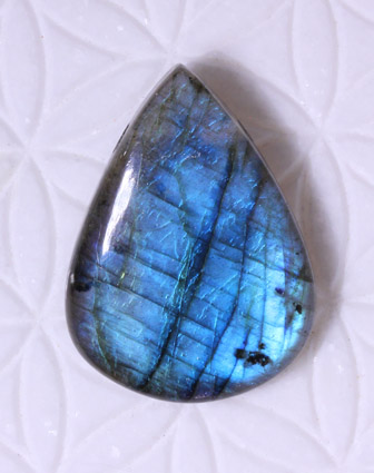Labradorit-Cabochon mit Bohrung