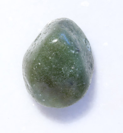 Peridot-Trommelstein mit Bohrung