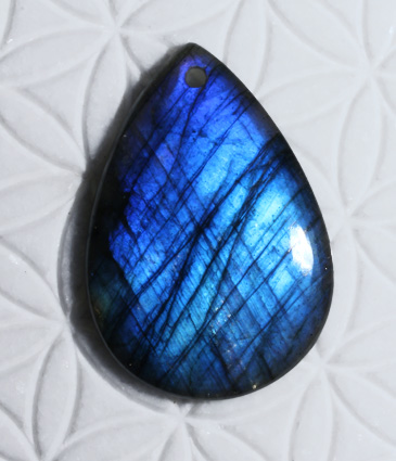 Labradorit-Cabochon mit Bohrung