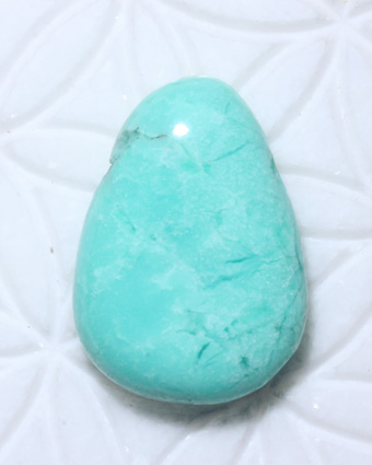 Chrysopras - Trommelstein, gebohrt