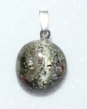Katzenaugenturmalin-Anhänger, Cabochon