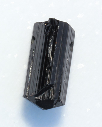 Schörl-Kristall mit Bohrung, schwarzer Turmalin
